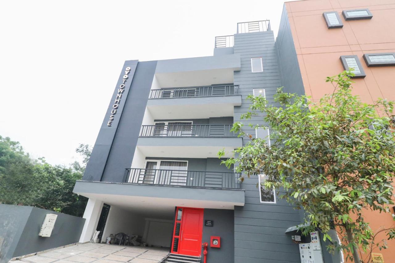 Townhouse Noida Sector 71 Near Iskcon Temple Noida Hotel Indirapuram Buitenkant foto