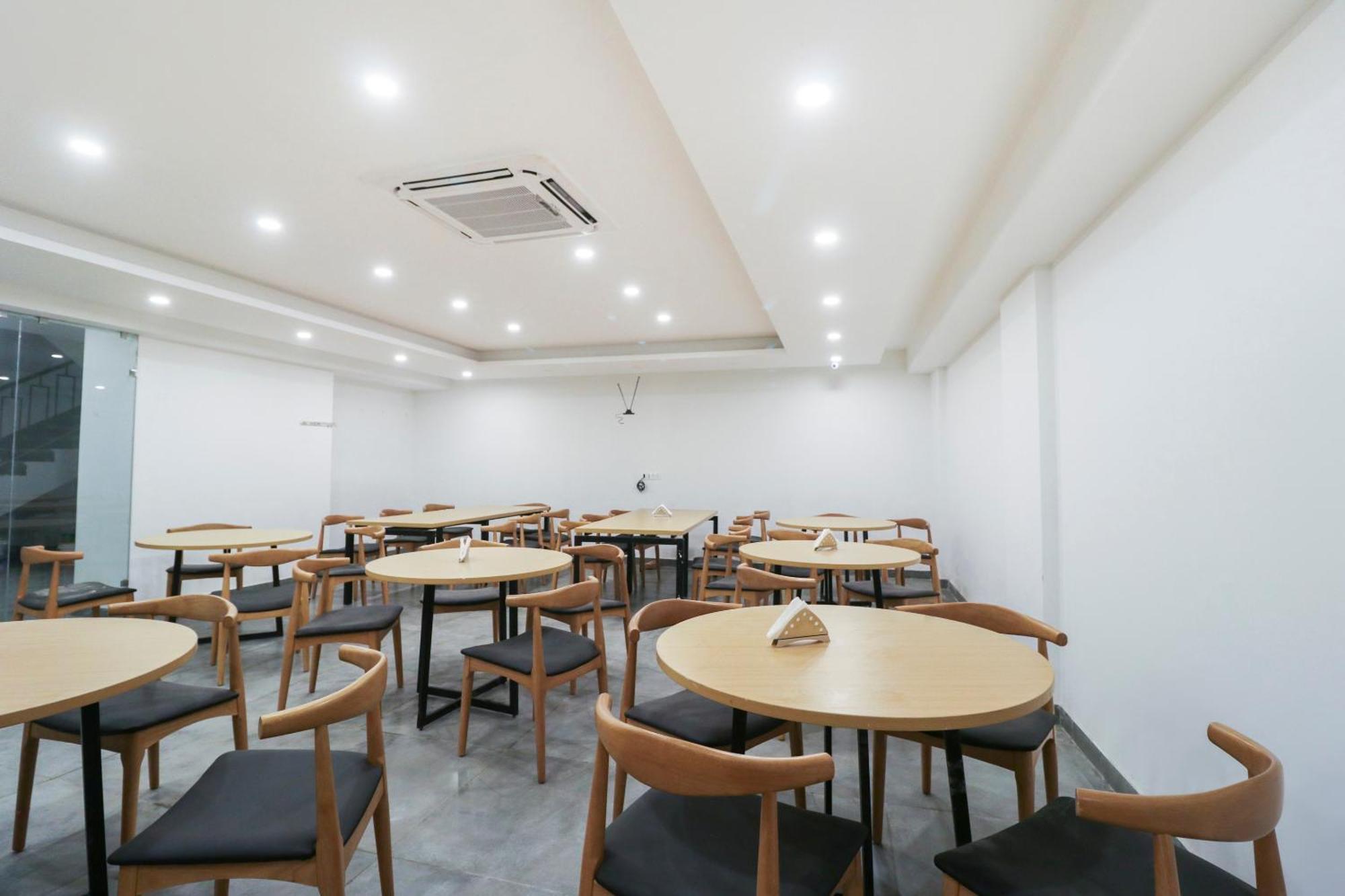 Townhouse Noida Sector 71 Near Iskcon Temple Noida Hotel Indirapuram Buitenkant foto