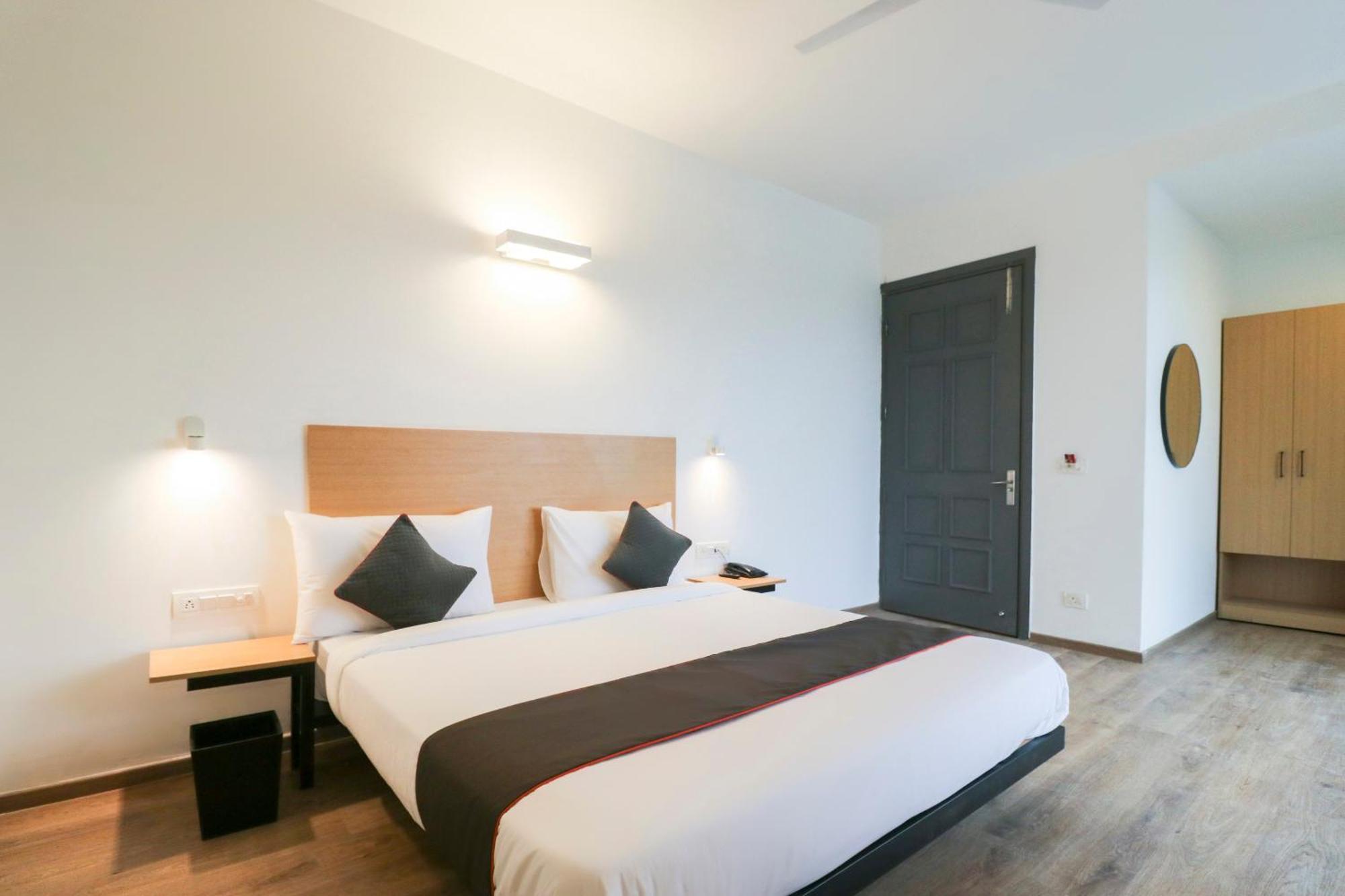 Townhouse Noida Sector 71 Near Iskcon Temple Noida Hotel Indirapuram Buitenkant foto