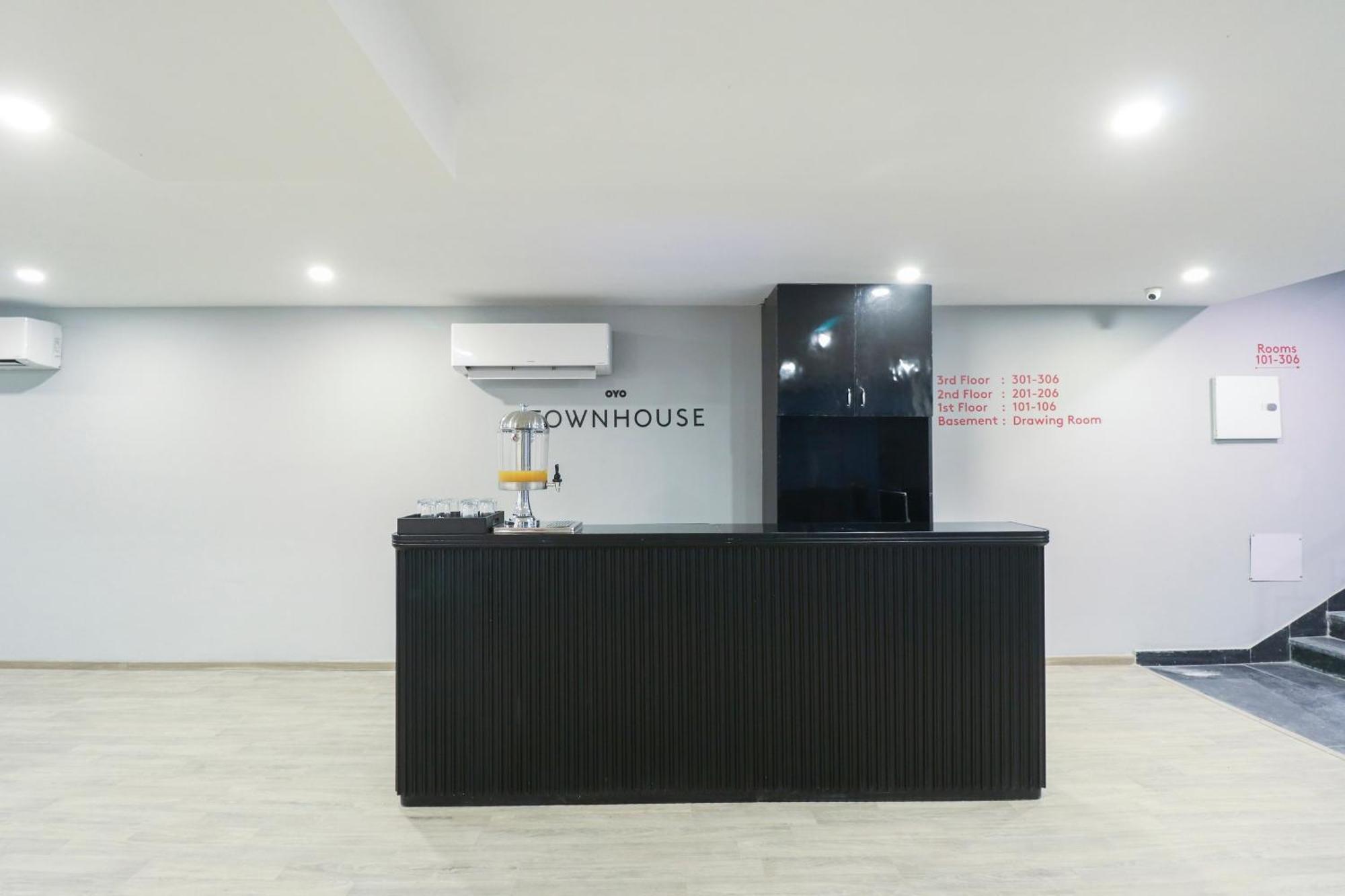 Townhouse Noida Sector 71 Near Iskcon Temple Noida Hotel Indirapuram Buitenkant foto