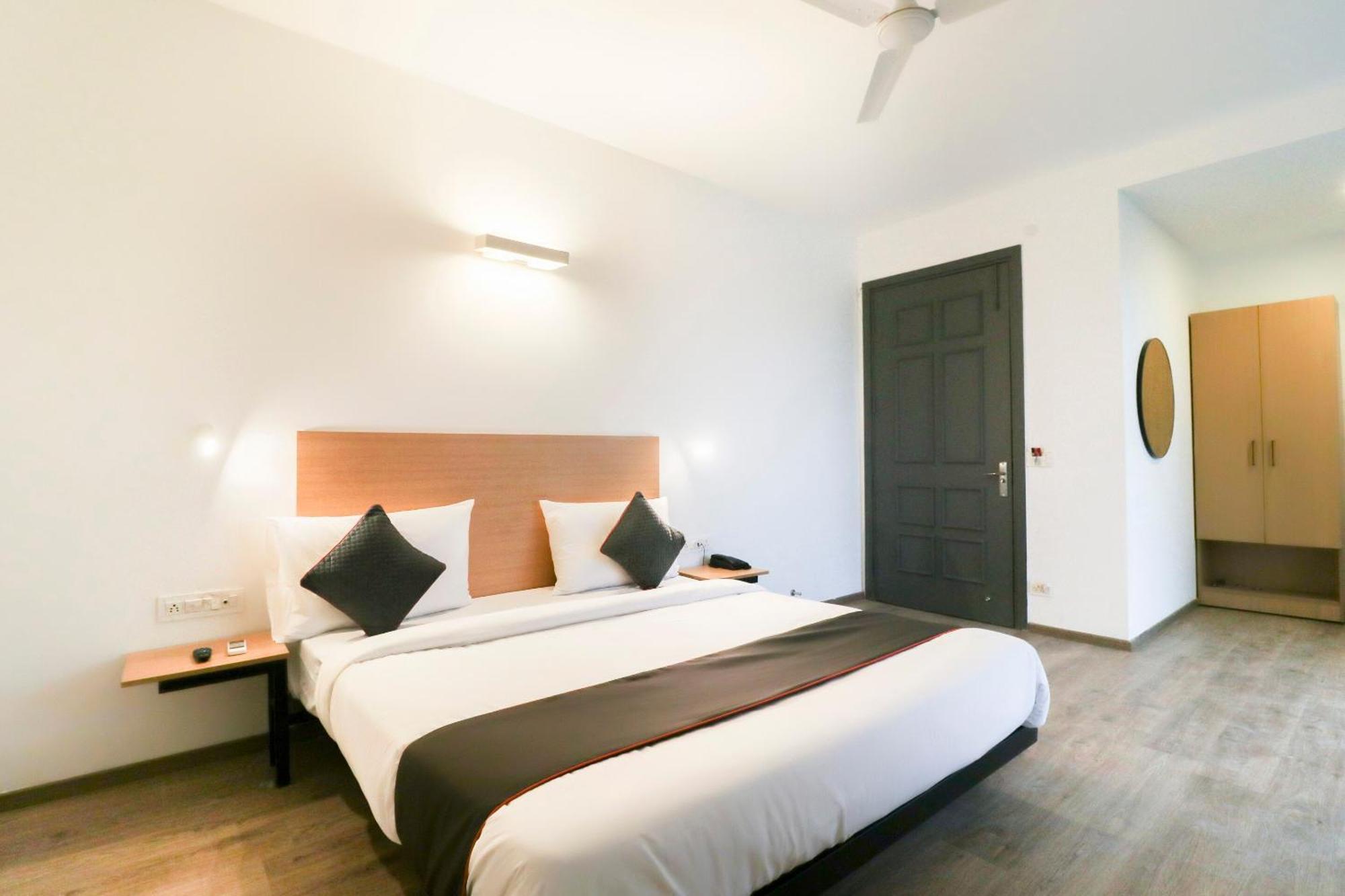 Townhouse Noida Sector 71 Near Iskcon Temple Noida Hotel Indirapuram Buitenkant foto