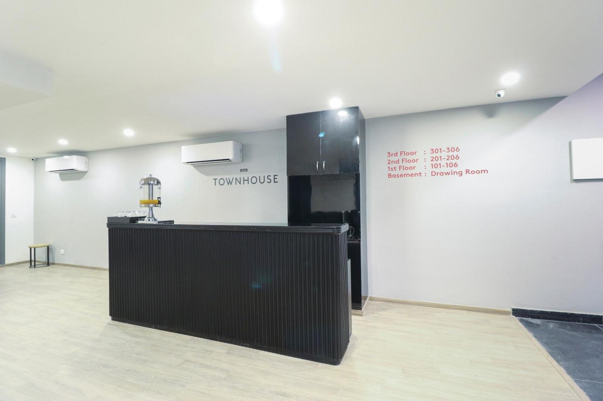 Townhouse Noida Sector 71 Near Iskcon Temple Noida Hotel Indirapuram Buitenkant foto